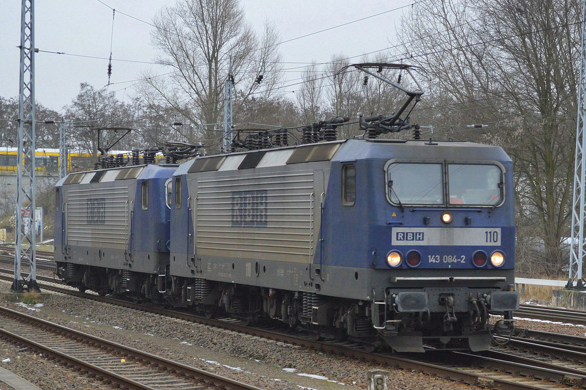 RBH Doppeltraktion 110 (143 084-2) + 132 (143 307-7) am 25.01.17 Berlin-Springpfuhl Richtung Stendell.