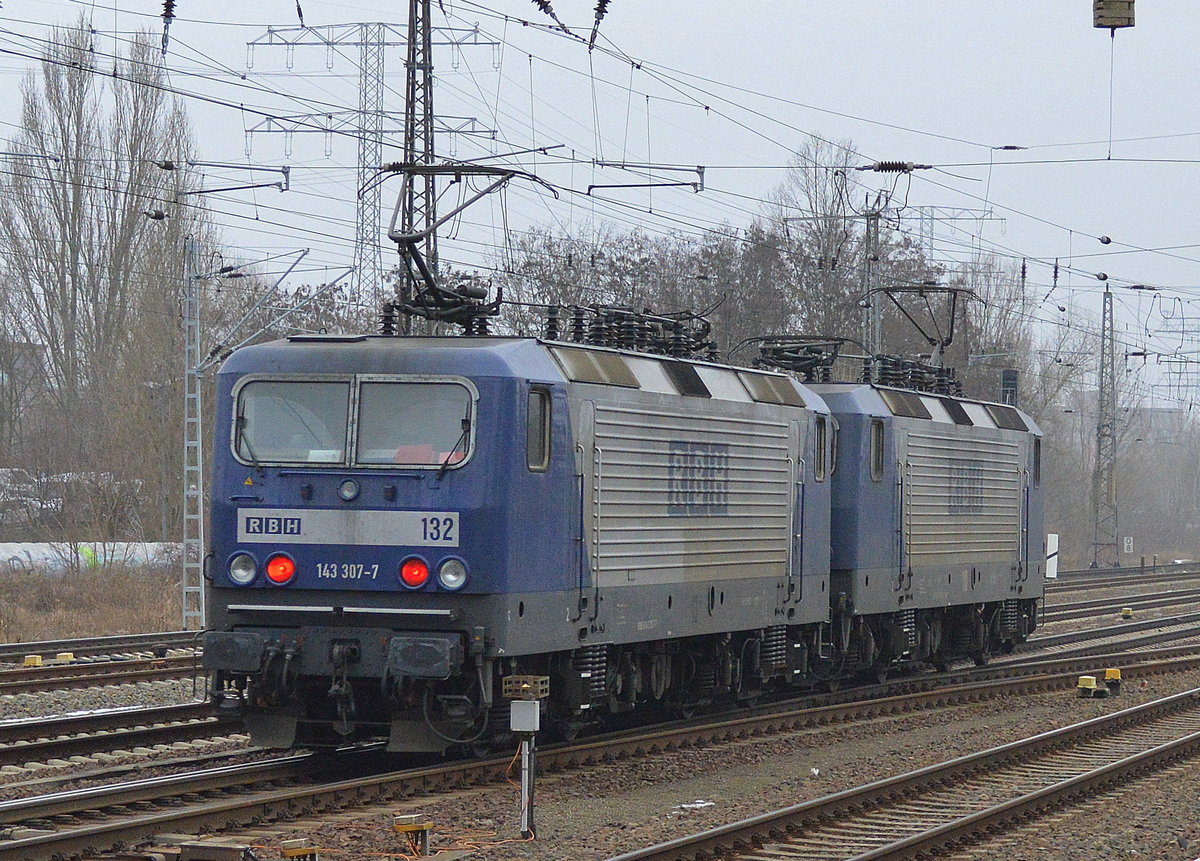 RBH Doppeltraktion 110 (143 084-2) + 132 (143 307-7) am 25.01.17 Berlin-Springpfuhl Richtung Stendell.