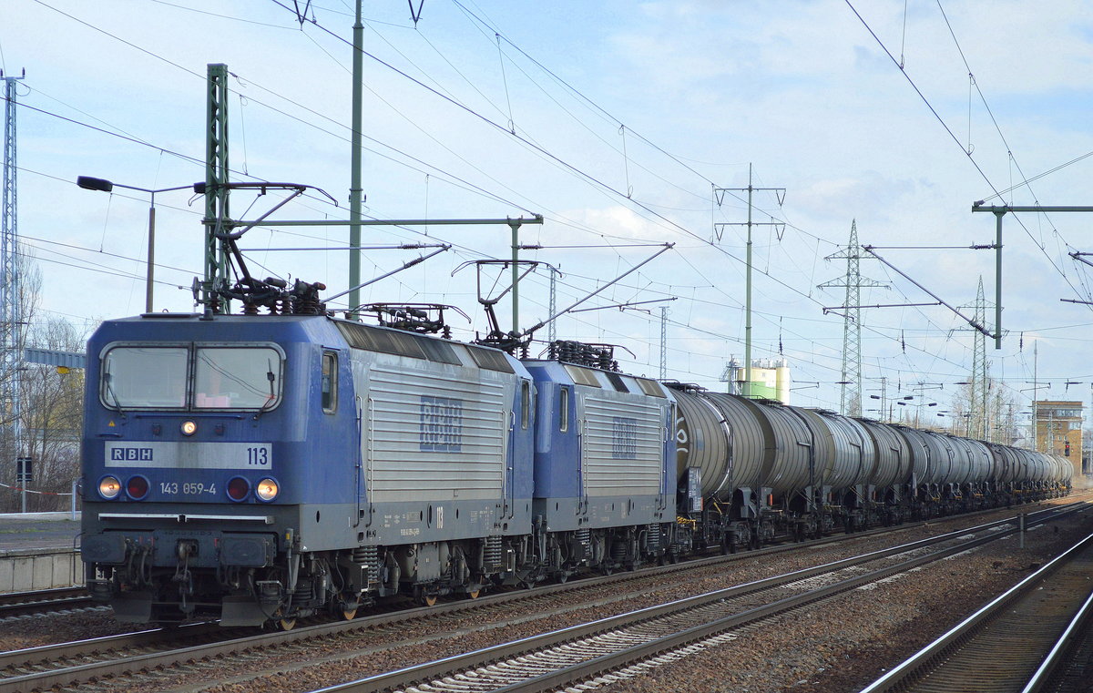 RBH Doppeltraktion 113/143 859-4 + 134/143 173-3 mit Kesselwagenzug am 22.03.17 Bf. Flughafen Berlin-Schönefeld.