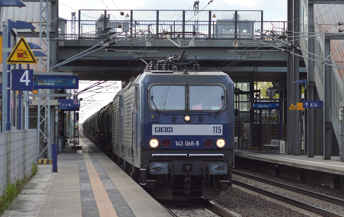 RBH Doppeltraktion 115/143 068-5 + 143 ???-? mit Kesselwagenzug am 27.04.17 BF. Berlin-Hohenschönhausen.