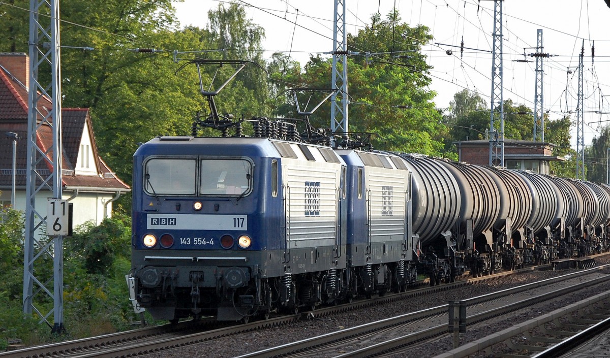 RBH Doppeltraktion 117/143 554-4 + 143/143 143 mit Kesselwagenzug am 23.08.13 Berlin-Karow.
