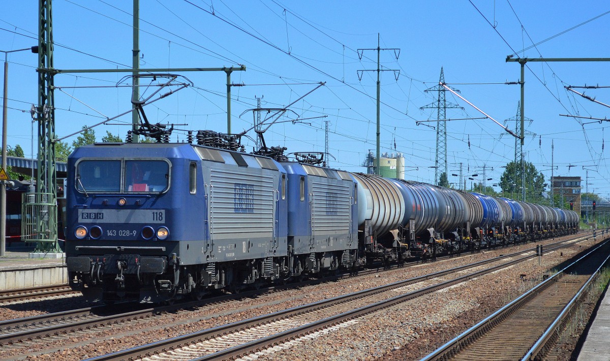 RBH Doppeltraktion 118/143 028-9 + 126/143 217-8 mit Kesselwagenzug am 05.06.15 Durchfahrt Bjf. Flughafen Berlin-Schönefeld. 