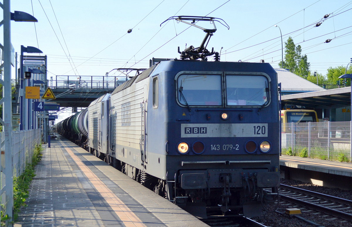 RBH Doppeltraktion 120/143 079-2 + 136/143 567-6 mit Kesselwagenzug Durchfahrt BF. Berlin-Hohenschönhausen.