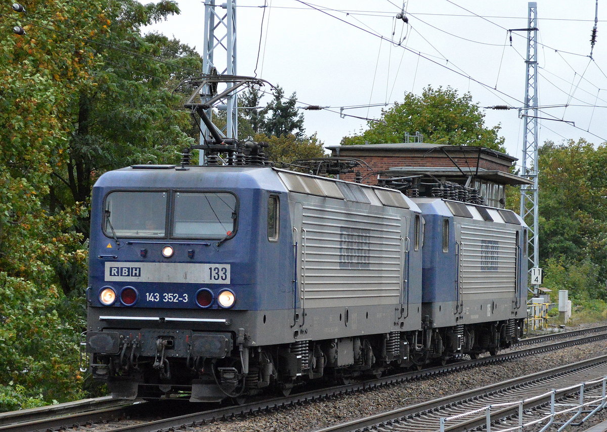 RBH Doppeltraktion 133/143 352-3 + 105/143 186-5 Richtung Stendell am 06.10.16 Berlin-Karow.