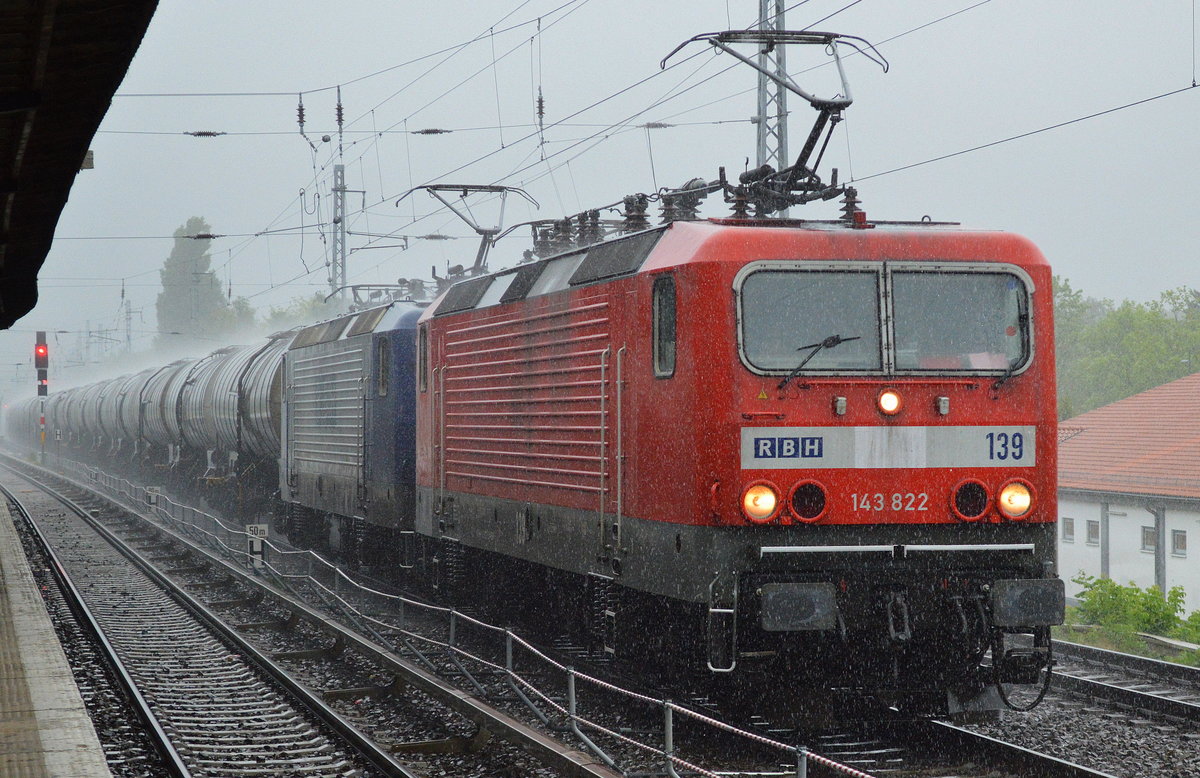 RBH Doppeltraktion 139/143 822 + 106/143 286-3 mit Kesselwagenzug bei sintflutartigem  Regen am 29.06.17 Berlin-Karow.