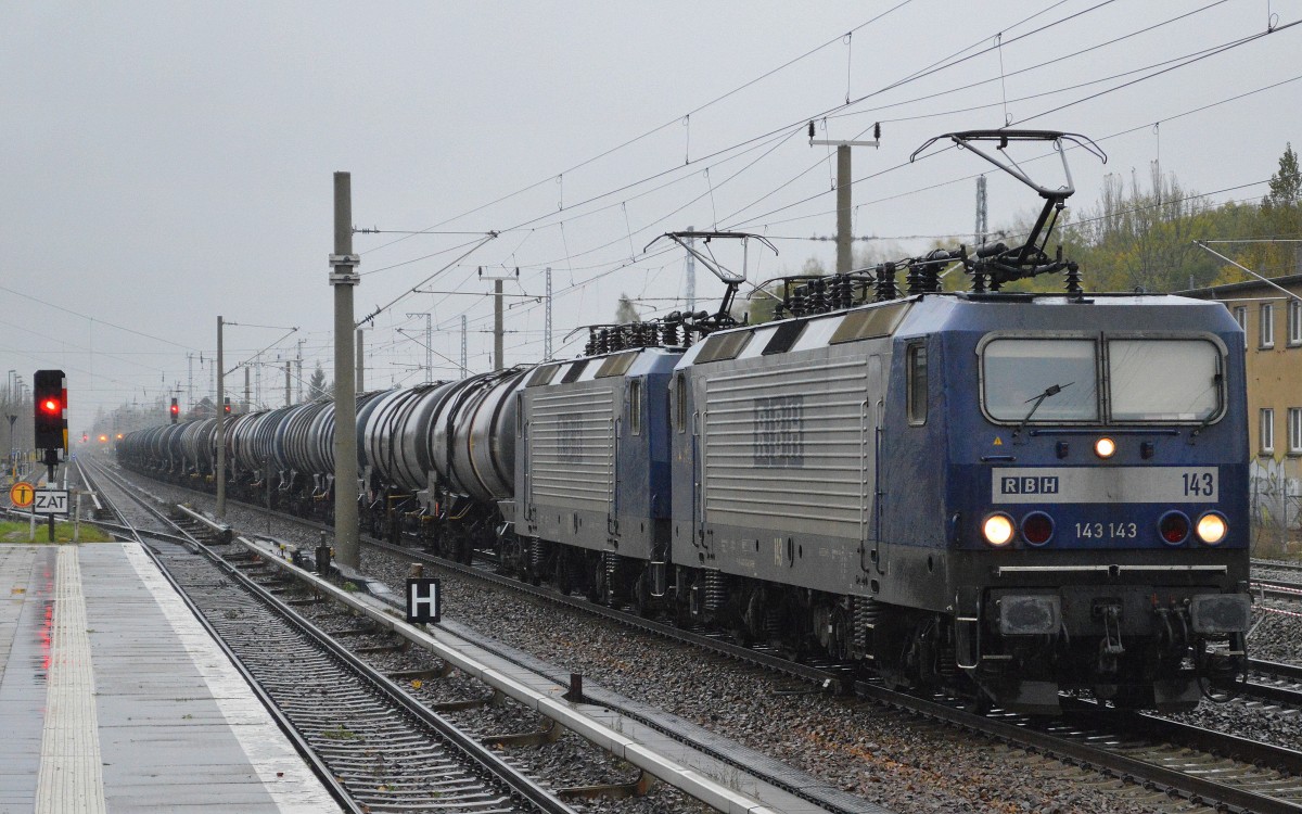 RBH Doppeltraktion 143/143 143 + 121/143 048-7 mit Kesselwagenzug Richtung Innenstadt am 22.10.14 Berlin-Blankenburg.