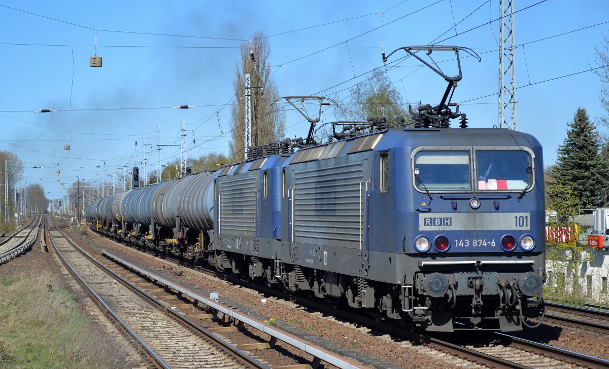 RBH Doppeltraktion mit 101/143 874-6 + 105/143 186-5 mit Kesselwagenzug am 21.04.15 Berlin-Karow.