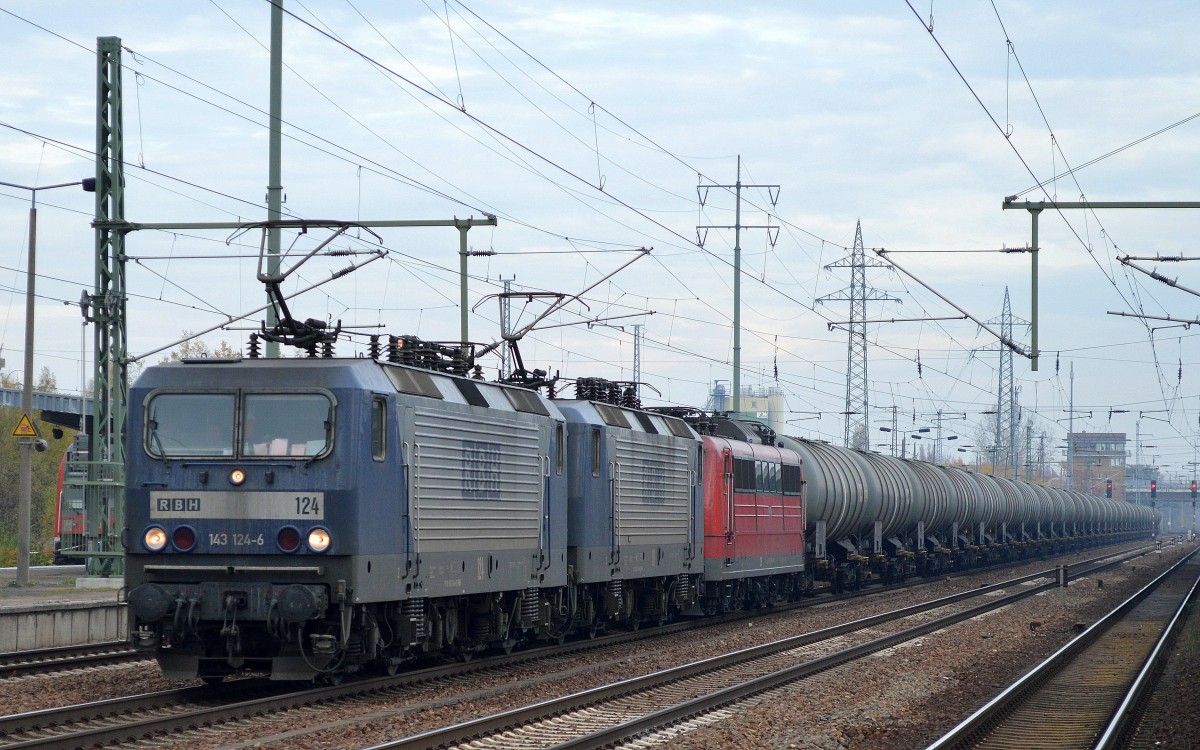 RBH Doppeltraktion mit 124/143 124-6 + 111/143 911-6 und RBH 275/151 147-6 + Kesselwagenzug am 05.11.15 Durchfahrt Bhf. Flughafen Berlin-Schönefeld.