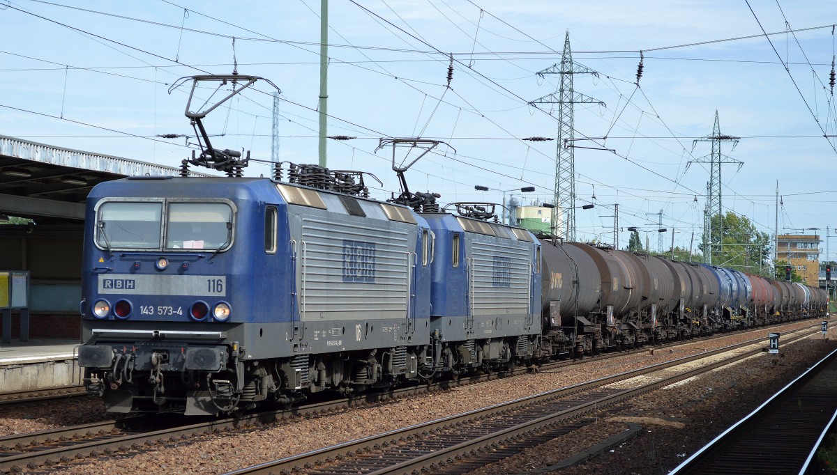 RBH Doppeltraktion mit RBH 116/143 573-4 + 104/143 191-5 und Kesselwagenzug am 16.09.15 Bhf. Flughafen Berlin-Schönefeld.