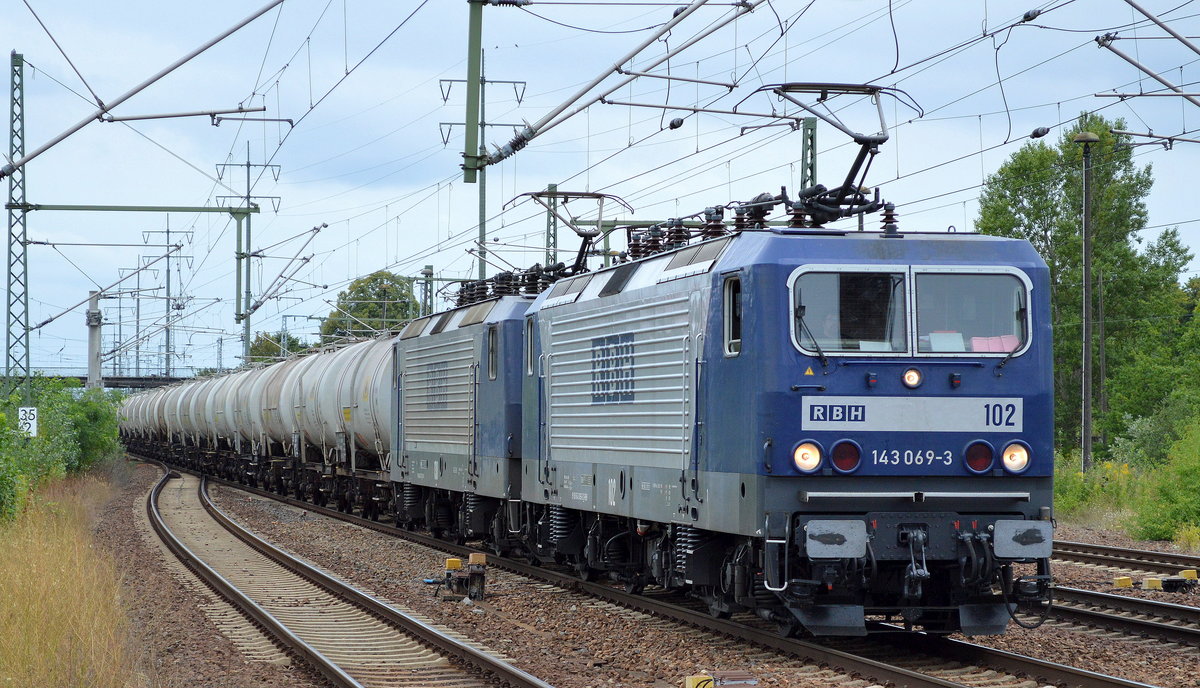 RBH Doppeltraktion RBH 102/143 069-3 + 130/143 273-1 mit polnischem Kesselwagenzug (Styrol) am 12.08.16 Nf. Flughafen Berlin-Schönefeld.
