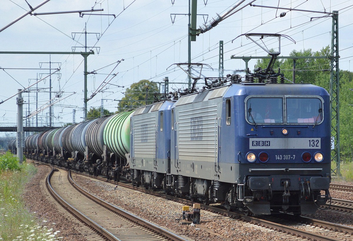 RBH Doppeltratrion 132/143 307-7 + 116/143 573-4 mit Kesselwagenzug Richtung Stendell am 18.07.15 Bhf. Flughafen Berlin-Schönefeld.