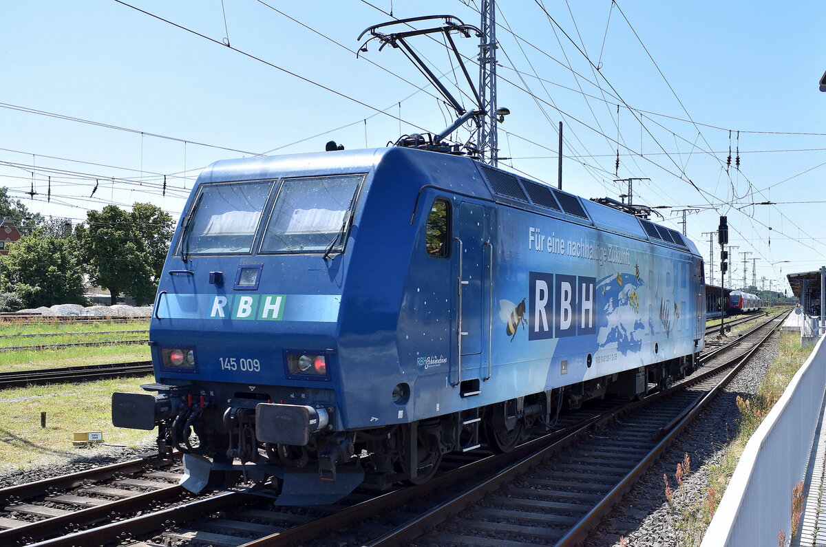 RBH Logistics GmbH, Gladbeck [D] mit der gemieteten wunderschön folierten  145 009  [NVR-Nummer: 91 80 6145 009-7 D-DB] am 20.06.25 Höhe Bahnhof Stendal Hbf.