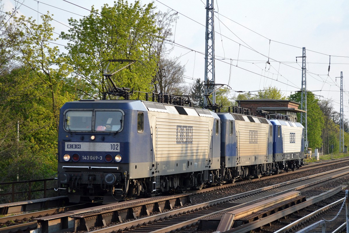 RBH Lokzug mit RBH 120/143 069-4 + RBH 120/143 079-2 und RBH 133/143 352-3 am Haken am 19.04.14 in Berlin-Karow.