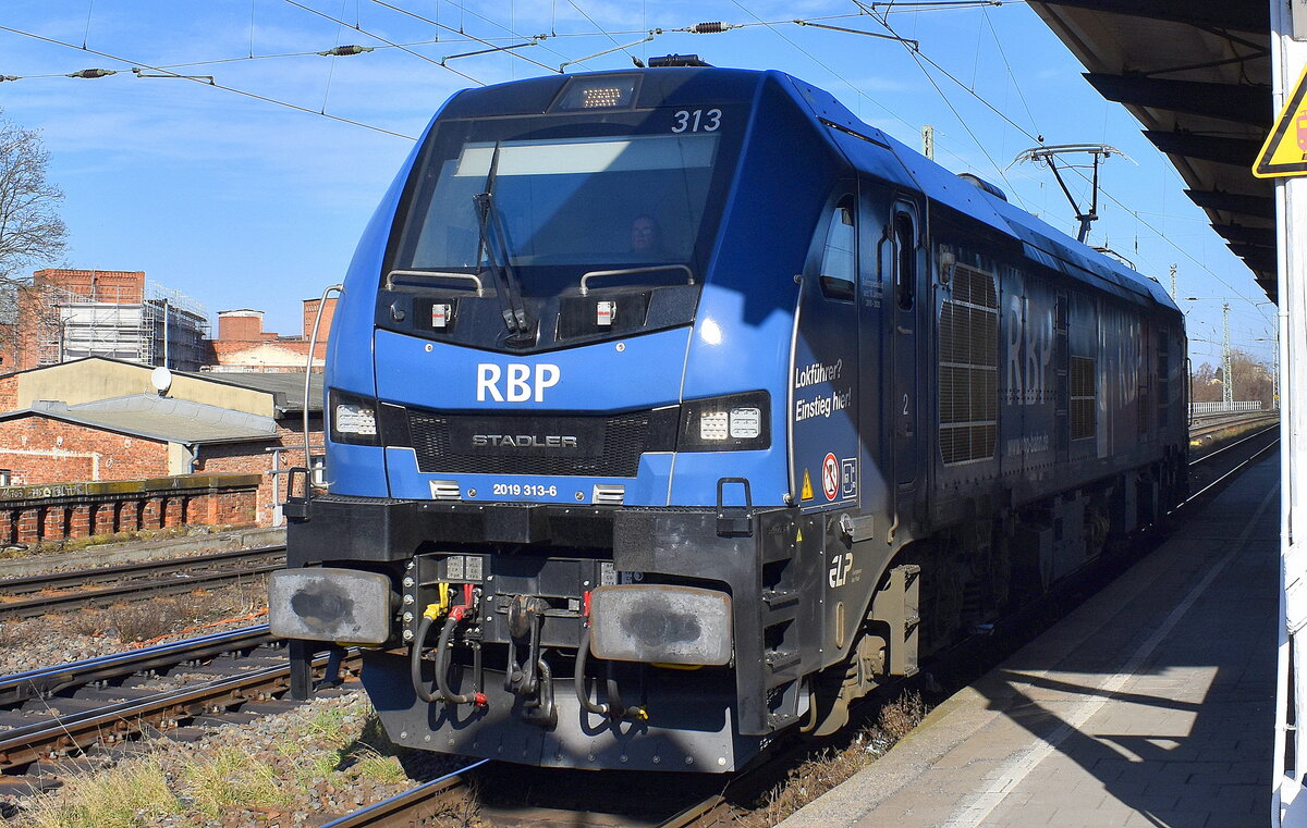 RBP - Rheinische Bahnpersonal- and Verkehrsgesellschaft mbH, Siegburg [D] neu mit der geleasten ELP Euro9000 Lok  2019 313-6   [NVR-Nummer: 90 80 2019 313-6 D-ELP] am 03.03.26 Durchfahrt Bahnhof Magdeburg-Neustadt.