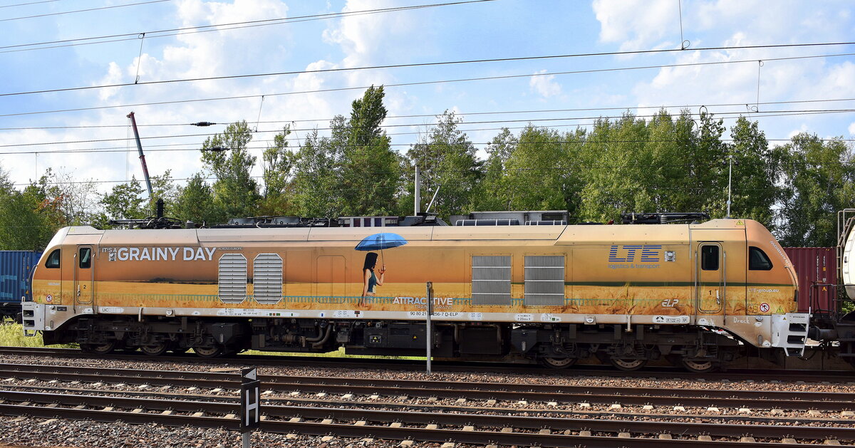 RCL - Rail Cargo Logistics - Germany GmbH, Frankfurt (Main) [D] mit der von LTE untervermieteten geleasten ELP Eurodual Lok  2159 256-7  [NVR-Nummer: 90 80 2159 256-7 D-ELP] und einem Knickkesselwagenzug für Kreideschlamm pausiert im Bahnhof Schönefeld b. Berlin am 27.08.25
