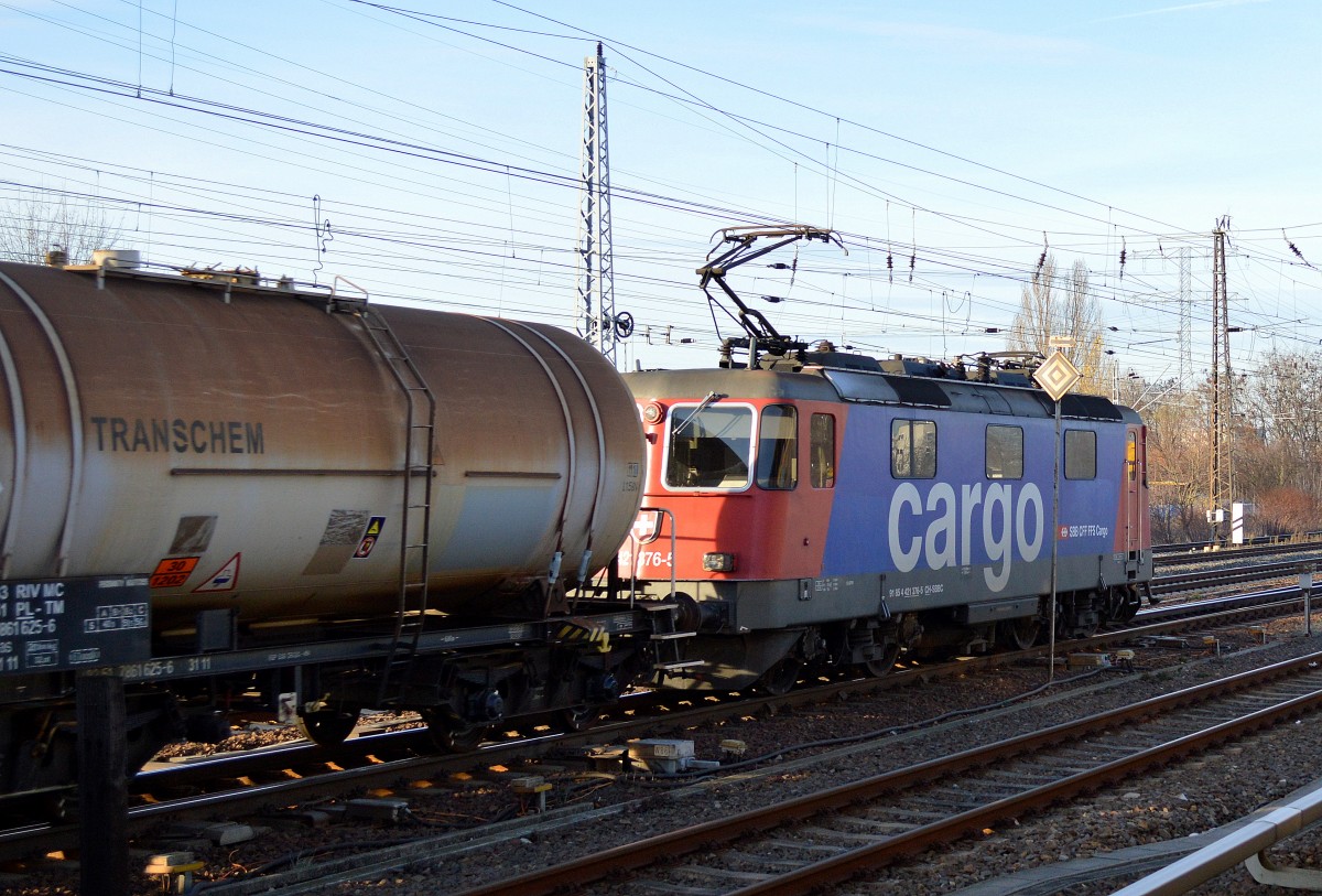 Re 421 376-5 für HSL mit Kesselwagenzug (leer) Richtung Stendell am 10.12.15 Berlin-Hohenschönhausen.