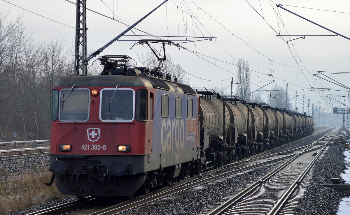 Re 421 395-5 für HSL mit Kesselwagenzug (geschmolzenes Schwefel) am 15.01.16 Berlin-Hohenschönhausen.