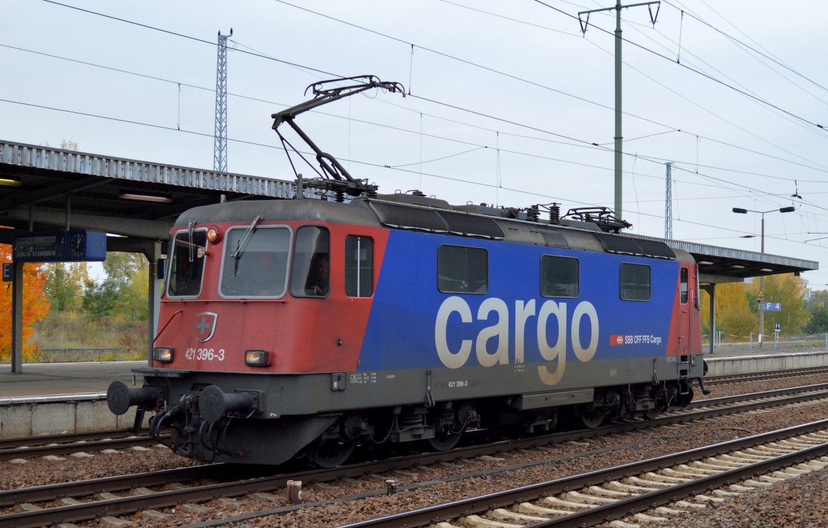 Re 421 396-3 bei der Durchfahrt Bhf. Flughafen Berlin-Schönefeld, 22.10.15