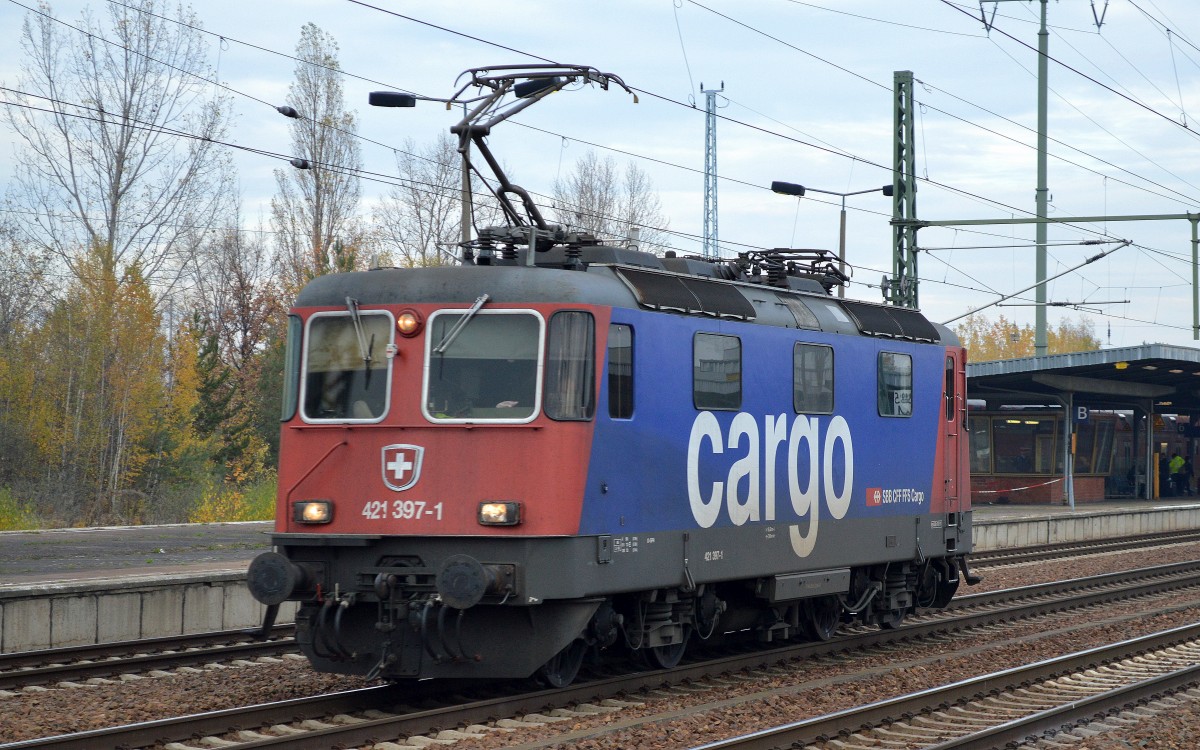 Re 421 397-1 am 05.11.15 Durchfahrt Bhf. Flughafen Berlin-Schönefeld.