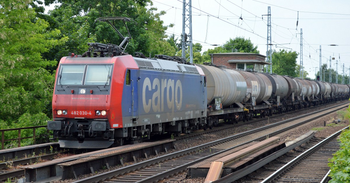 Re 482 030-4 für HSL mit Kesselwagenzug Richtung Stendell (Schwedt) am 06.06.15 Berlin-Karow.