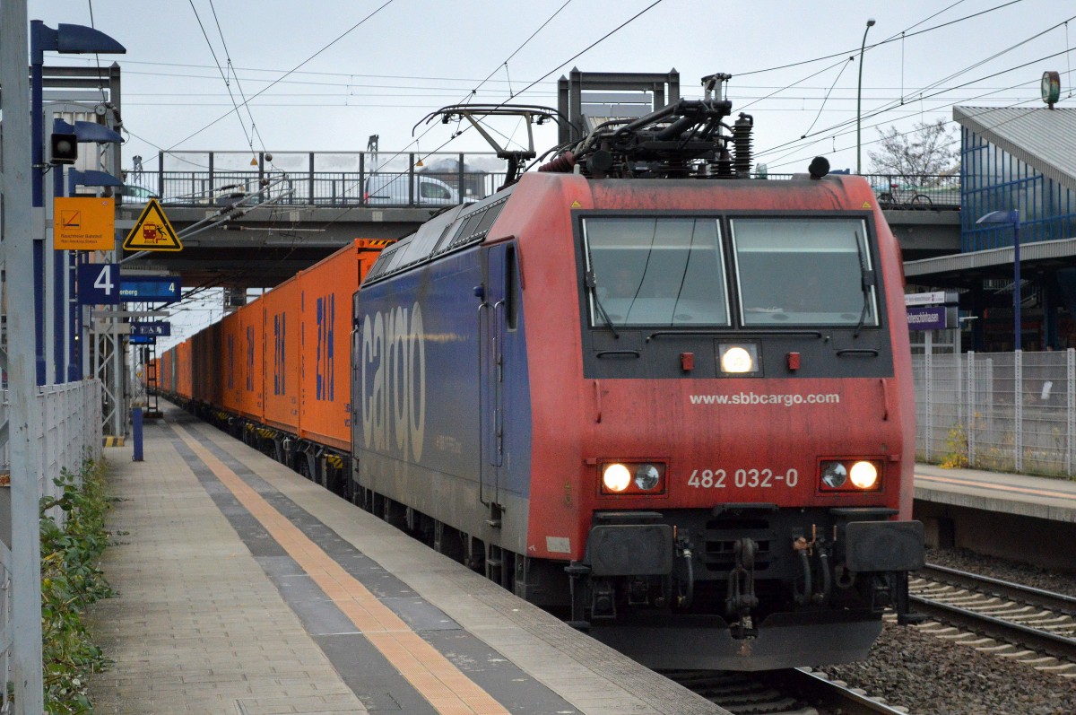 Re 482 032-0 für HSL mit Containerzug am 07.12.15 Berlin-Hohenschönhausen.