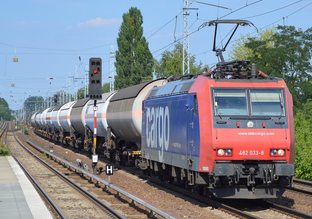 Re 482 033-8 für HSL mit Kesselwagenzug am 21.08.15 Berlin-Karow.