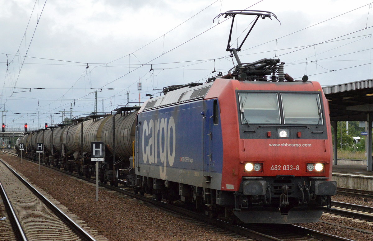 Re 482 033-8 für HSL mit Kesselwagenzug am 05.10.16 Bf. Flughafen Berlin-Schönefeld.