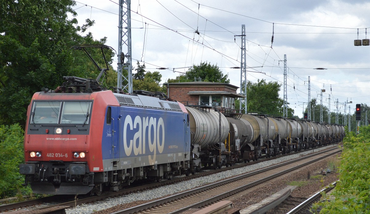 Re 482 034-6 für HSL mit Kesselwagenzug (leer) für den Transport von geschmolzenem Schwefel am 10.07.15 Berlin-Karow.