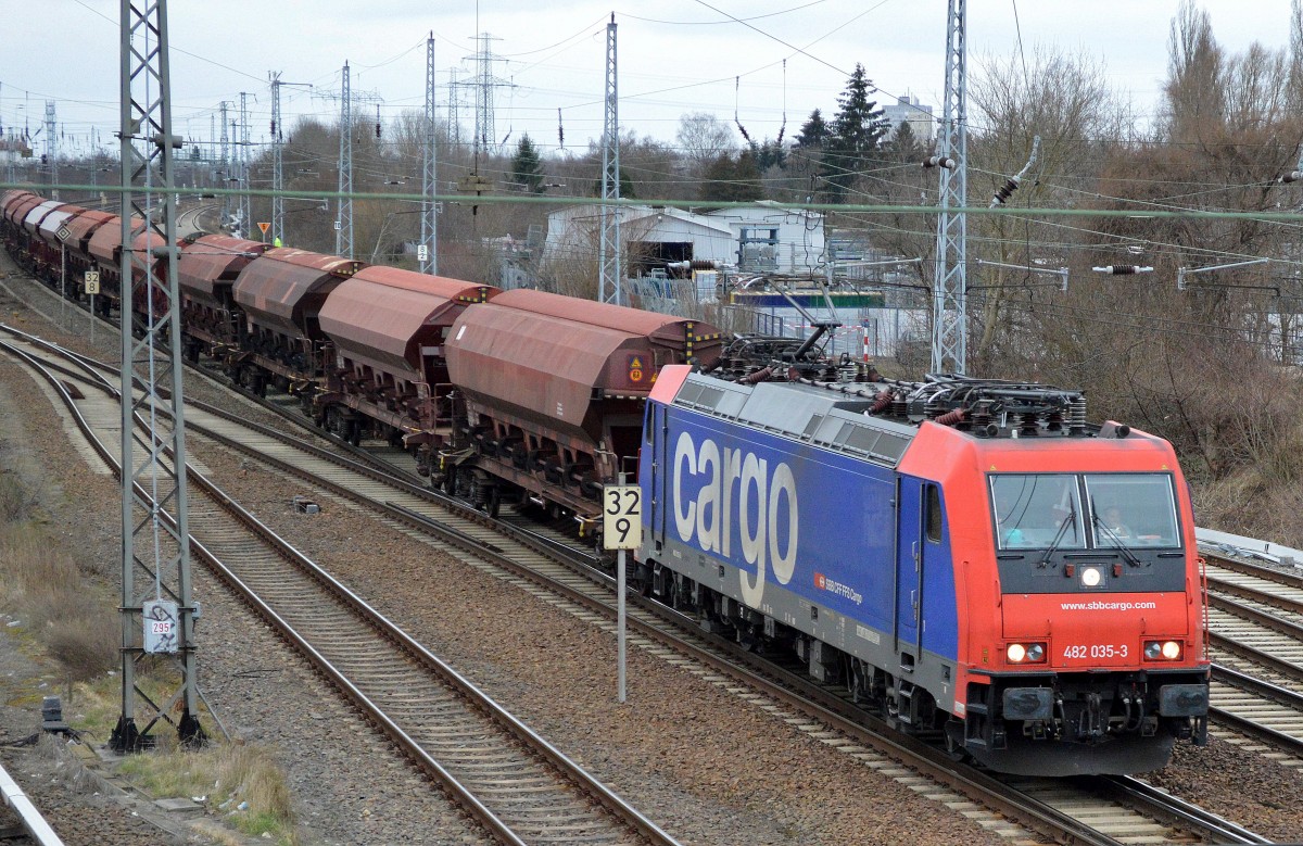 Re 482 035-3  f�r Raildox t�tig f�r die DB mit gedeckten Sch�ttgutwagen der DB am 15.03.16 Berlin-Springpfuhl Richtung Nordosten.