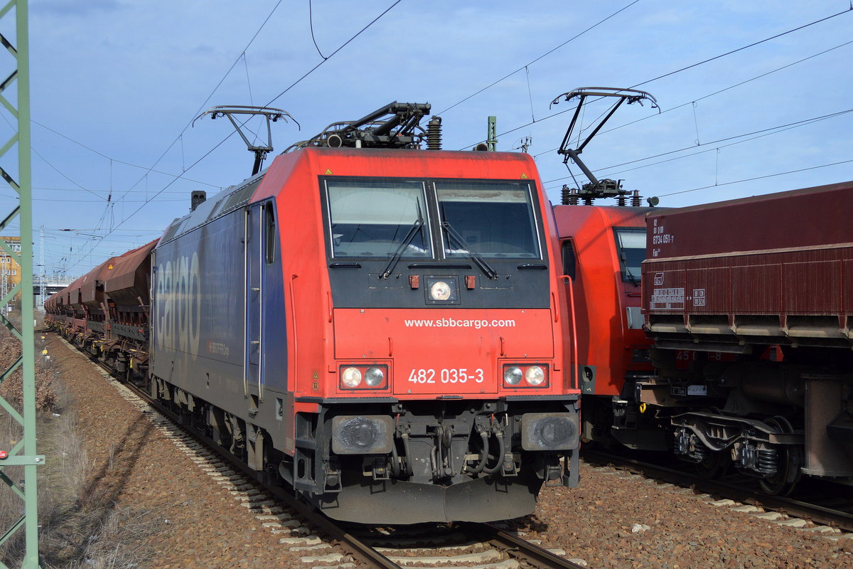 Re 482 035-3 für Raildox mit Düngerzug (leer) am 22.03.17 Bf. Flughafen Berlin-Schönefeld.