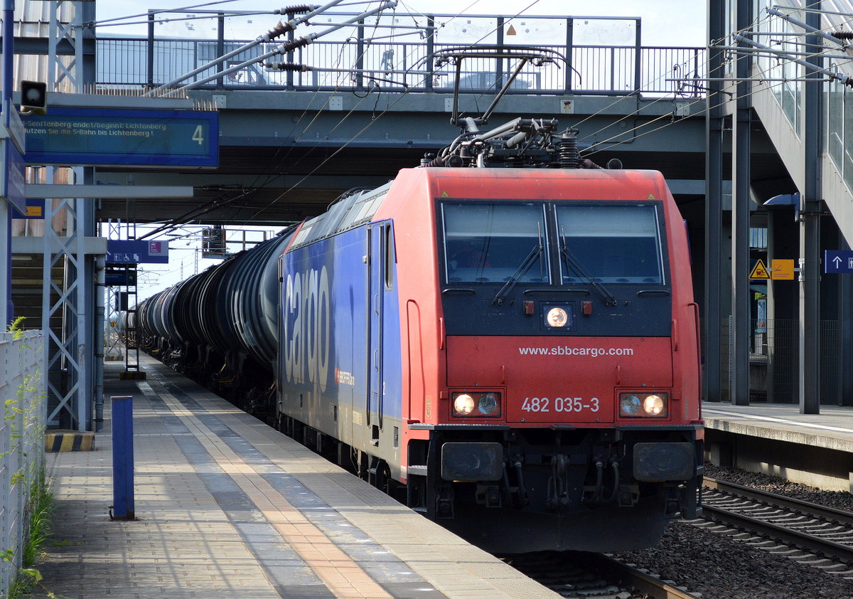 Re 482 035-3 für Raildox mit Kesselwagenzug Durchfahrt Bf. Berlin-Hohenschönhausen am 04.08.17