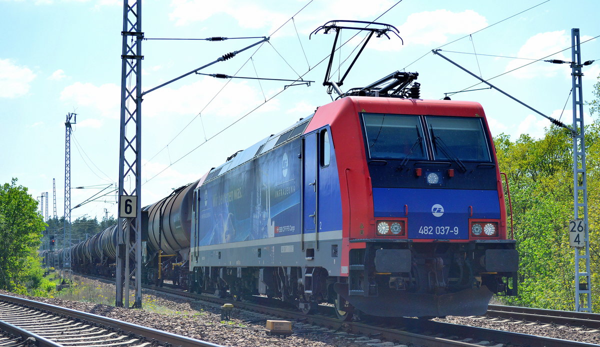 Re 482 037-9 für Infra Leuna mit Kesselwagenzug am 09.05.16 Berlin-Wuhlheide. 