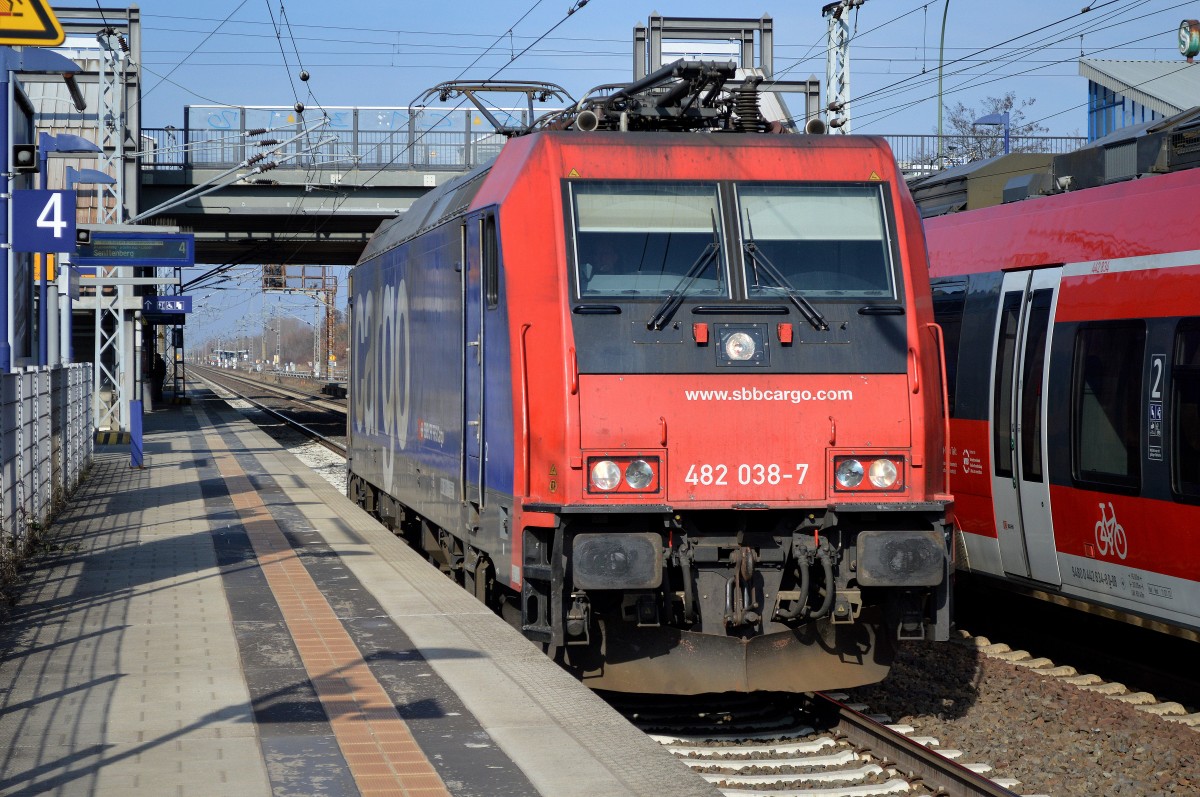 Re 482 038-7 für LOCON tätig am 04.03.16 Berlin-Hohenschönhausen.