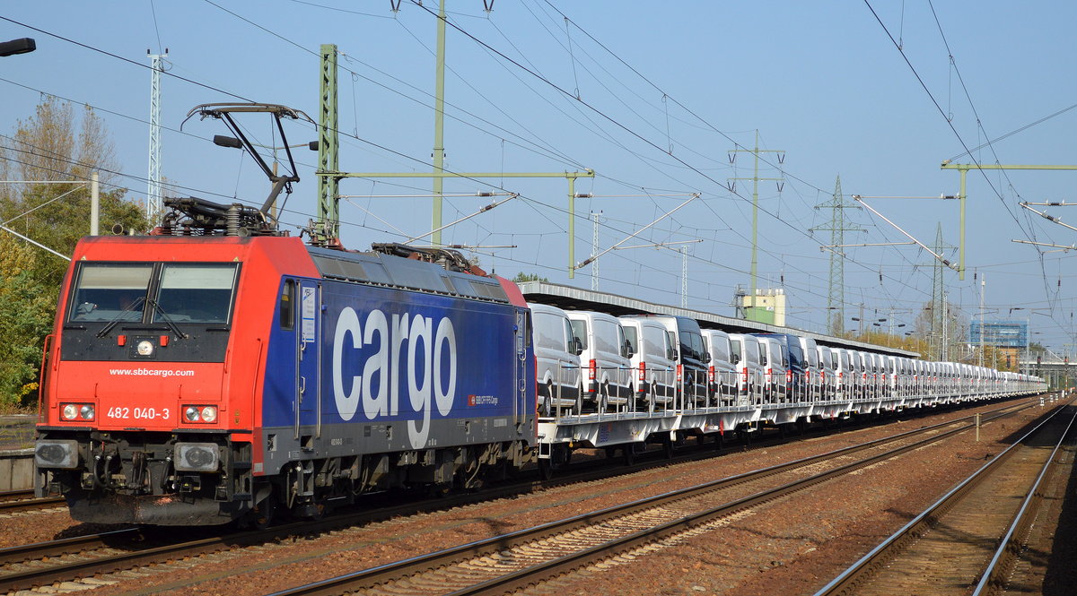 Re 482 040-3 für HSL mit einem Nutzfahrzeug-Transportrzug mit VW Cratftern aus polnischer Produktion am 16.10.17 Bf. Flughafen Berlin-Schönefeld.