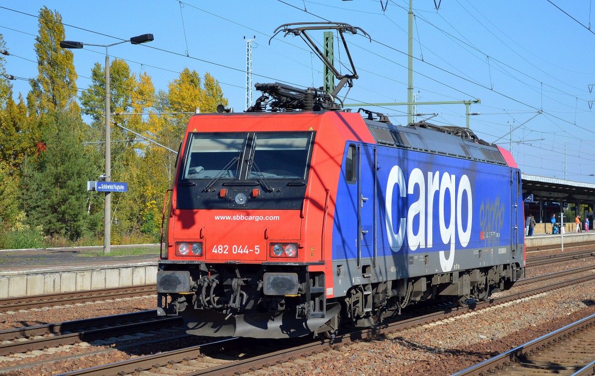Re 482 044-5 für HSL am 10.10.15 Durchfahrt Bhf. Flughafen Berlin-Schönefeld.