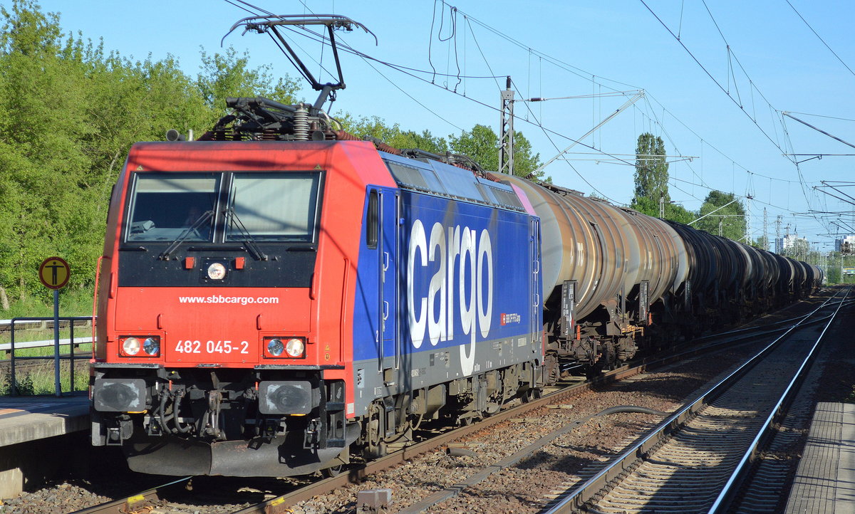 Re 482 045-2 für HSL mit Kesselwagenzug (leer) Richtung Stendell am 01.06.17 Bf. Berlin Hohenschönhausen. 