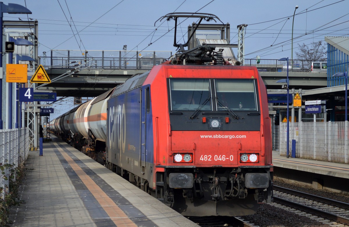 Re 482 046-0 für HSL mit Ganzzug Gasdruckkesselwagen am 19.02.16 Berlin-Hohenschönhausen.