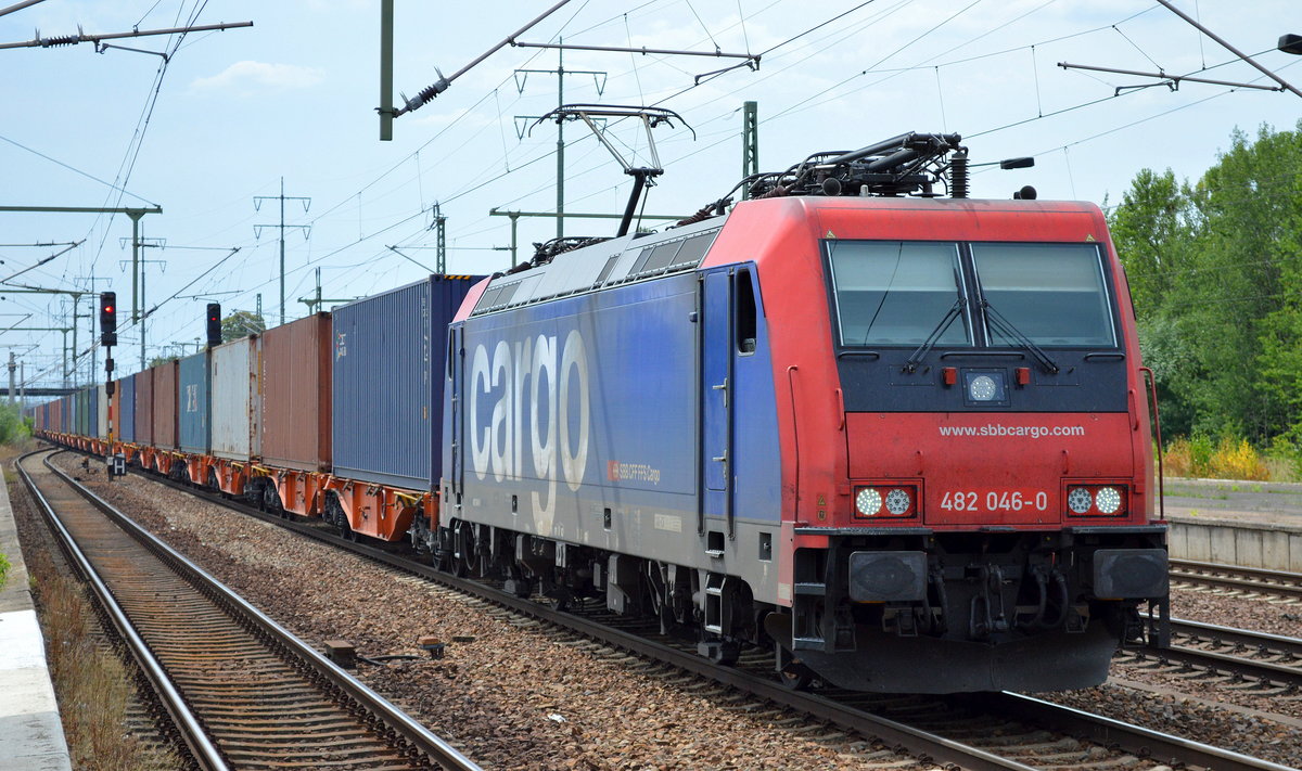 Re 482 046-0 für HSL mit Containerzug am 23.07.16 Bf. Flughafen Berlin-Schönfeld.
