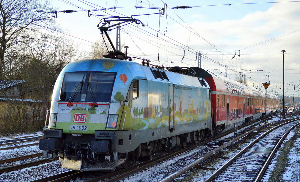 RE1 mit 182 002 Richtung Brandenburg Hbf. am 16.01.17 in Berlin-Hirschgarten.