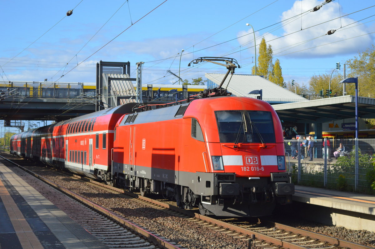 RE1 mit 182 016-6 bei der Einfahrt zum Kurzhalt Bf. Berlin-Hohenschönhausen am 04.10.16
