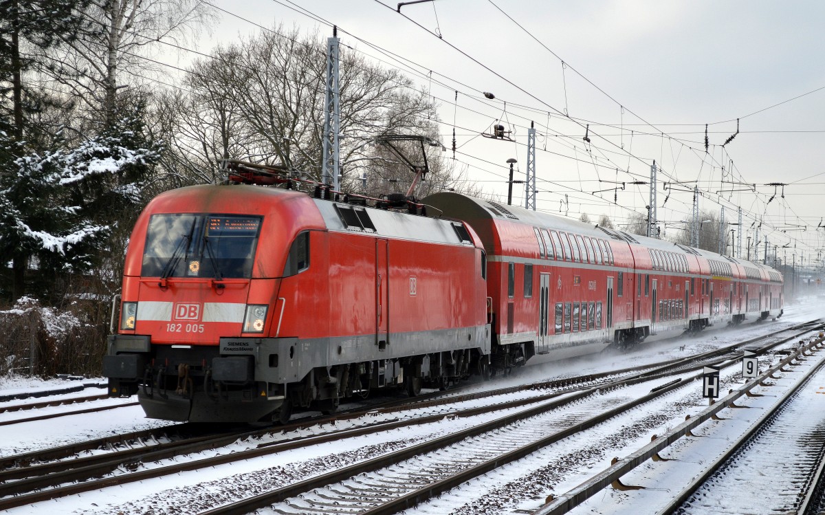 RE1 nach Frankfurt Oder mit 182 005 am 20.01.15 Berlin-Hirschgarten.