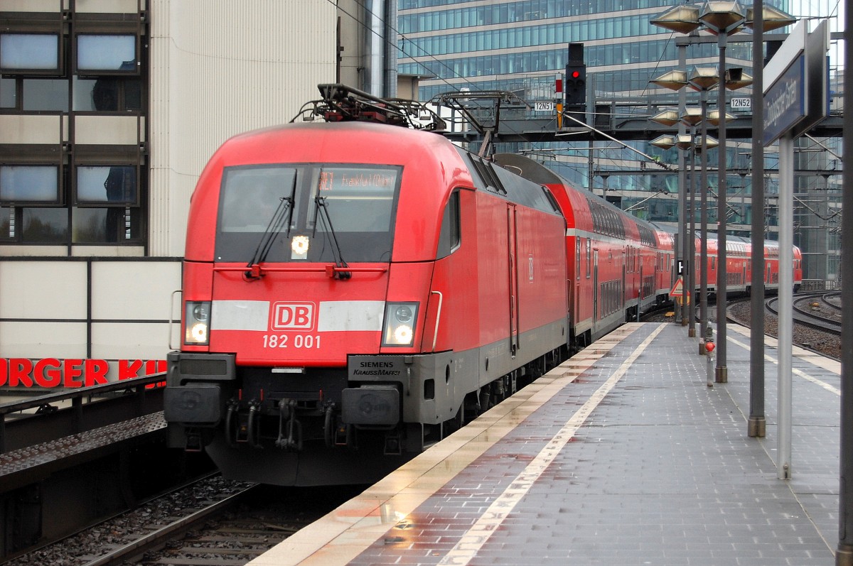 RE1 nach Frankfurt(ODER) mit 182 001 fährt Bhf. Berlin Zool.Garten ein, 24.11.13