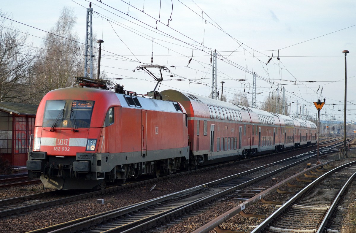 RE1 nach Frankfurt(Oder) mit 182 002 am 26.01.16 Berlin-Hirschgarten. 