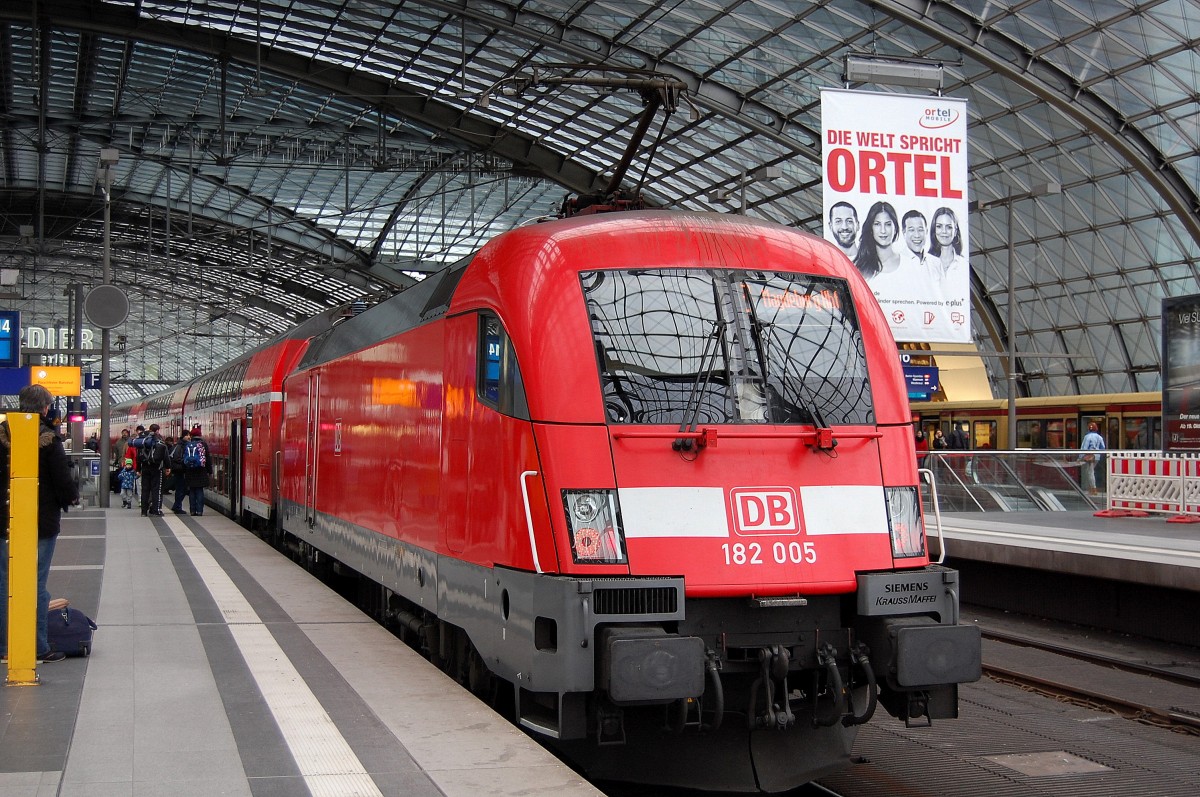 RE1 nach Magdeburg Hbf. mit 182 005 als Schublok am 24.11.13 Berlin Hbf.