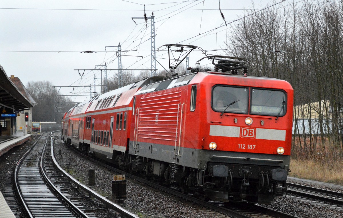 RE3 mit 112 187 Richtung Elsterwerda legt sich sch�n in die Kurve Richtung Berlin-Gesundbrunnen am 12.01.15 Berlin-Buch.