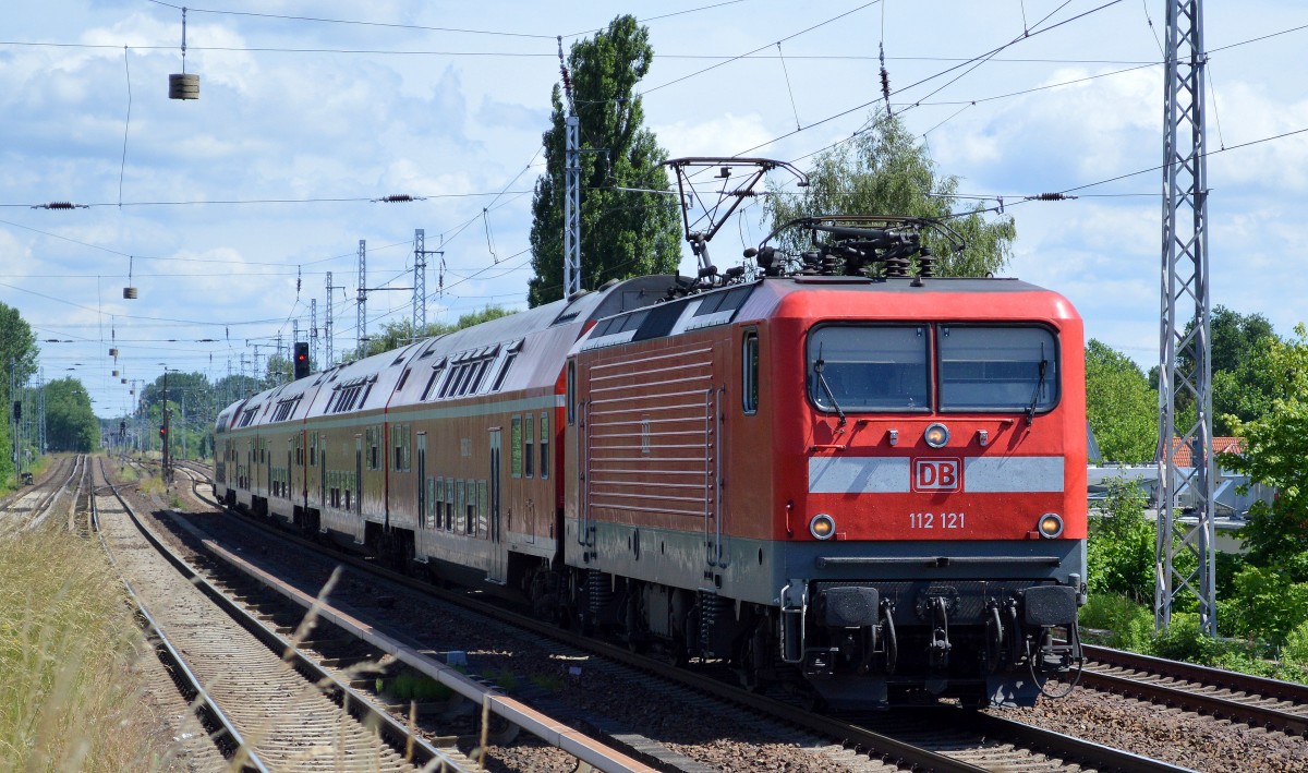 RE3 nach Elsterswerda mit 112 121 am 12.06.14 Berlin-Karow Richtung Berlin-Gesundbrunnen.