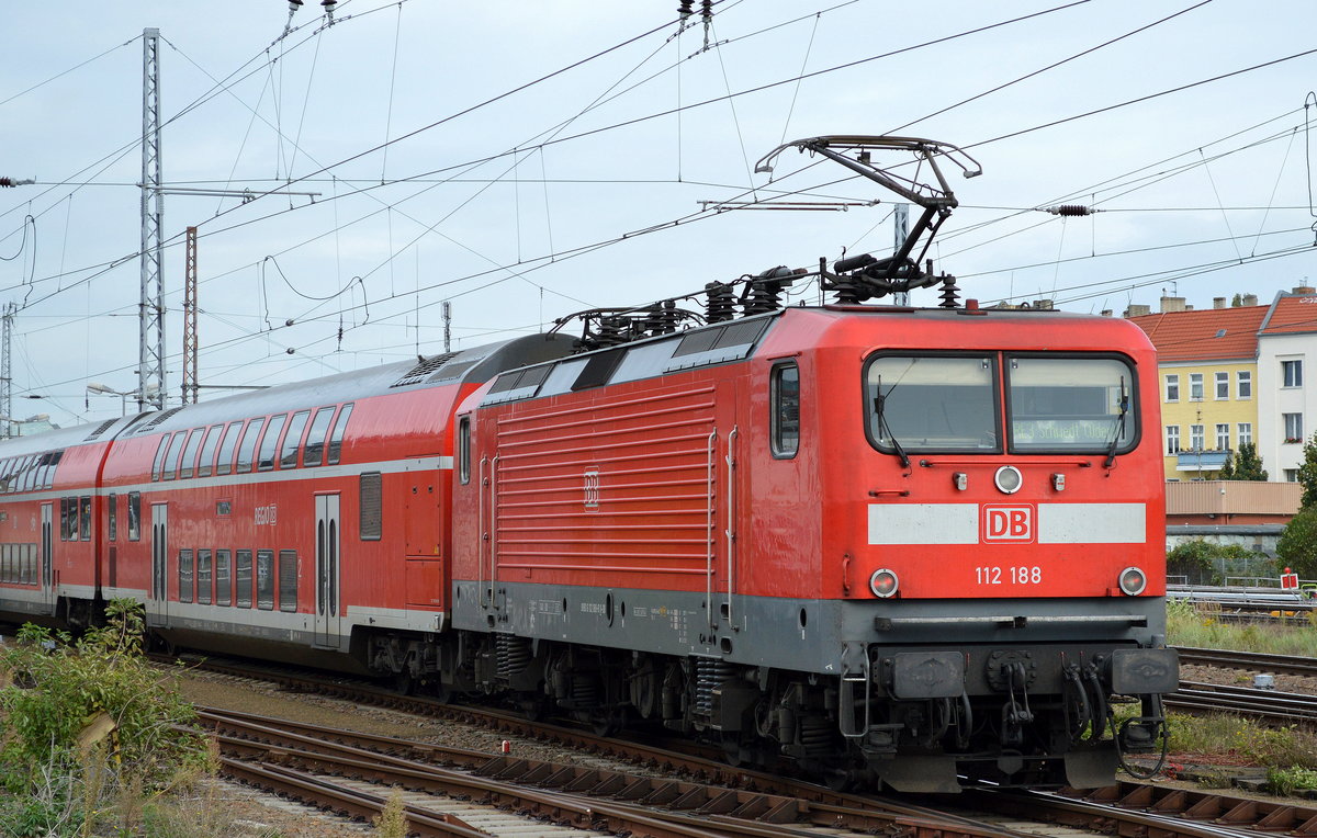 RE3 nach Schwedt(Oder) mit 112 188 als Schiebelok am 11.10.17 Einfahrt Bf. Berlin-Lichtenberg.