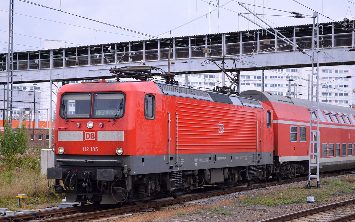RE3 Richtung Berlin Hbf. mit 112 185 bei der Ausfahrt Bf. Berlin-Lichtenberg am 11.10.17  