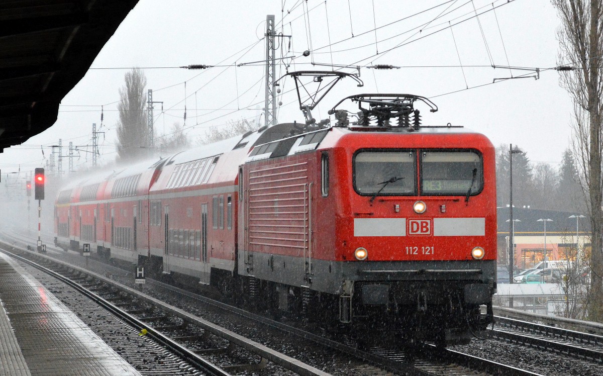 RE3 Richtung Elsterwerda mit 112 121 am 24.03.14 bei Regen- und Graupelschauer mit Blitz und Donner.