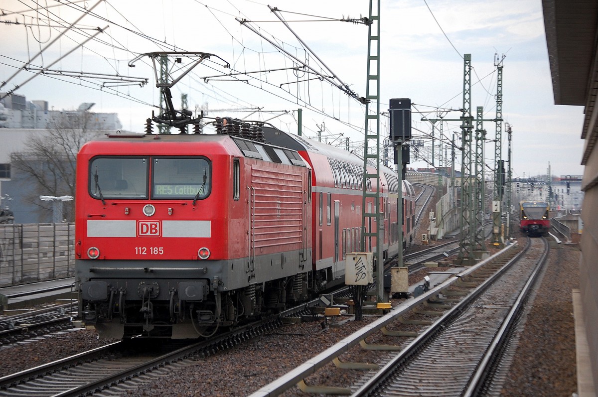 RE5 nach Cottbus Richtung Berlin-Hbf. mit Schublok 112 185 am 09.01.14 Berlin-Wedding.